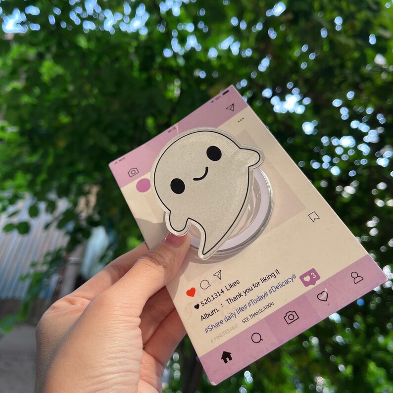 Smiling Ghost Magnetic Phone Stand: Cute Kawaii Ghost Phone Grip, Magsafe Phone Holder, Perfect Gift for Halloween and Ghost Lovers